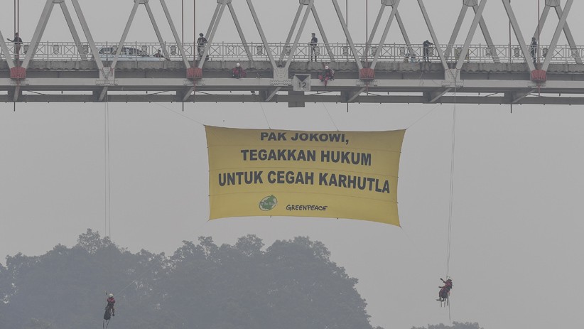 Pasang Spanduk Raksasa, Greenpeace Desak Jokowi Tegakkan Hukum Karhutla - Bagian 1
