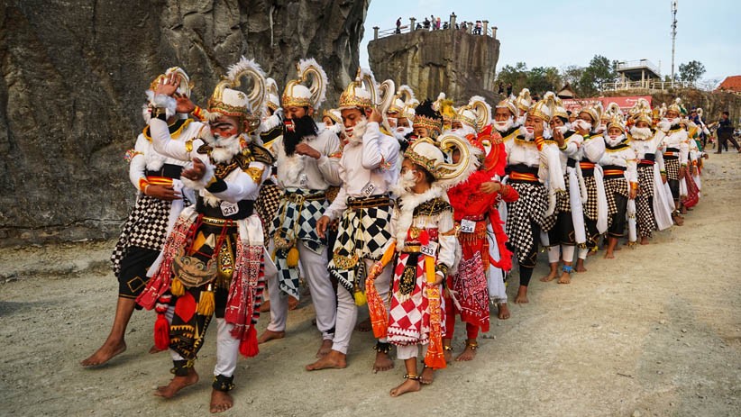 257 Seniman Pecahkan Rekor MURI Pemakaian Kostum Wayang Orang Terbanyak - Bagian 1