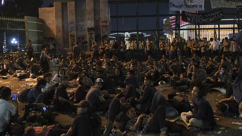 Demonstrasi Berlanjut, Ratusan Mahasiswa Bertahan di Depan Gedung DPR - Bagian 1