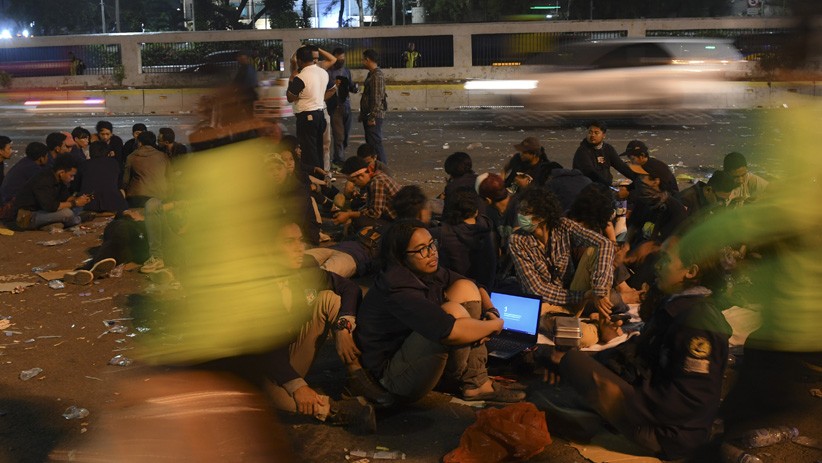 Demonstrasi Berlanjut, Ratusan Mahasiswa Bertahan di Depan Gedung DPR - Bagian 3