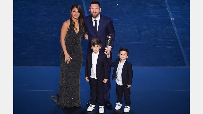 Momen Lionel Messi Angkat Trofi Pemain Terbaik FIFA 2019 - Bagian 2