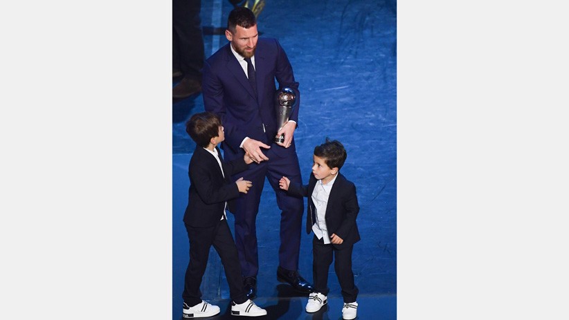 Momen Lionel Messi Angkat Trofi Pemain Terbaik FIFA 2019 - Bagian 3
