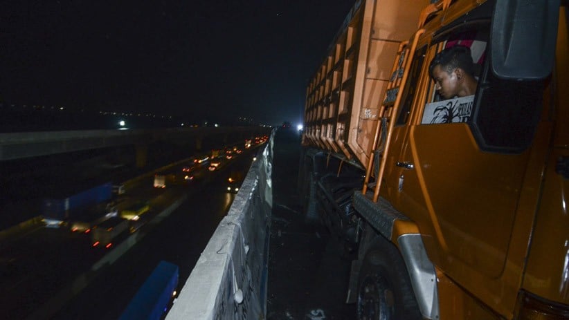 Uji Beban, Tol Jakarta-Cikampek Elevated II Dilintasi 16 Truk Berbobot 26 Ton - Bagian 2