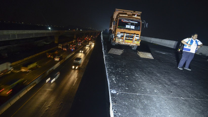 Uji Beban, Tol Jakarta-Cikampek Elevated II Dilintasi 16 Truk Berbobot 26 Ton - Bagian 1