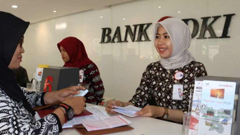 Hari Batik Nasional, Pegawai Bank DKI Layani Nasabah Pakai Batik - Bagian 2