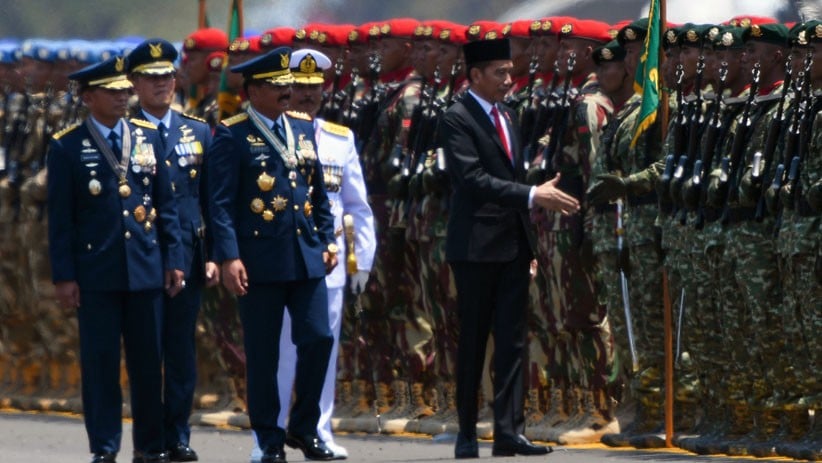 Jokowi Salami Prajurit yang Berbaris usai Upacara HUT ke-74 TNI - Bagian 1