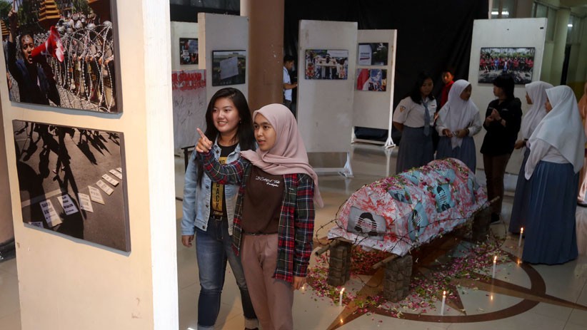 Komunitas Fotografi Unitomo Surabaya Gelar Pameran Potret Parlemen Jalanan