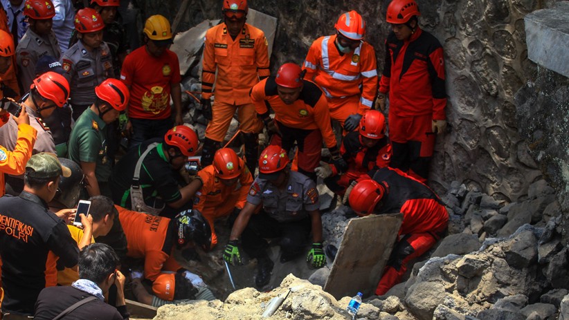 Momen Evakuasi Pekerja Bangunan Tertimbun Longsor di RSUD Sleman - Bagian 3