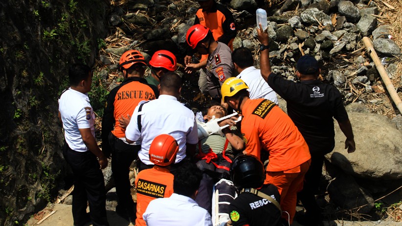 Momen Evakuasi Pekerja Bangunan Tertimbun Longsor di RSUD Sleman - Bagian 2