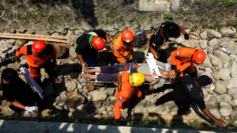 Momen Evakuasi Pekerja Bangunan Tertimbun Longsor di RSUD Sleman - Bagian 1