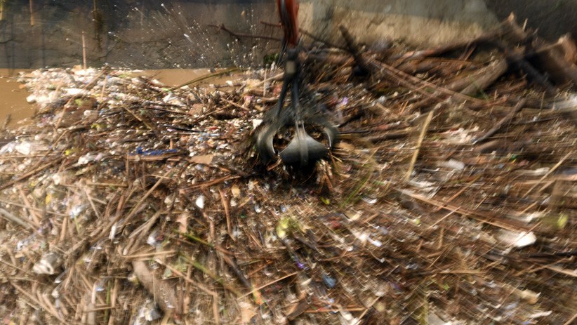 Hujan Deras Guyur Jakarta, Sampah Menumpuk di Pintu Air Manggarai - Bagian 3