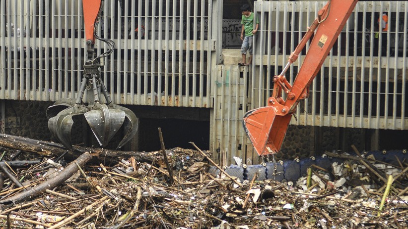 Hujan Deras Guyur Jakarta, Sampah Menumpuk di Pintu Air Manggarai - Bagian 2
