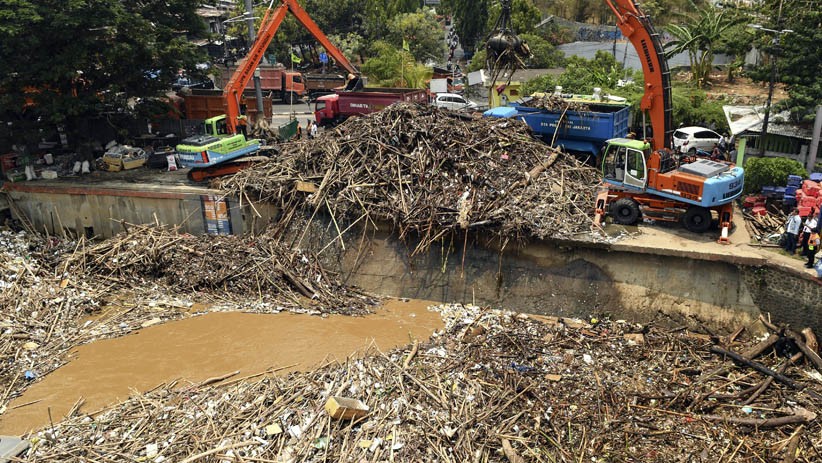 Hujan Deras Guyur Jakarta, Sampah Menumpuk di Pintu Air Manggarai - Bagian 1