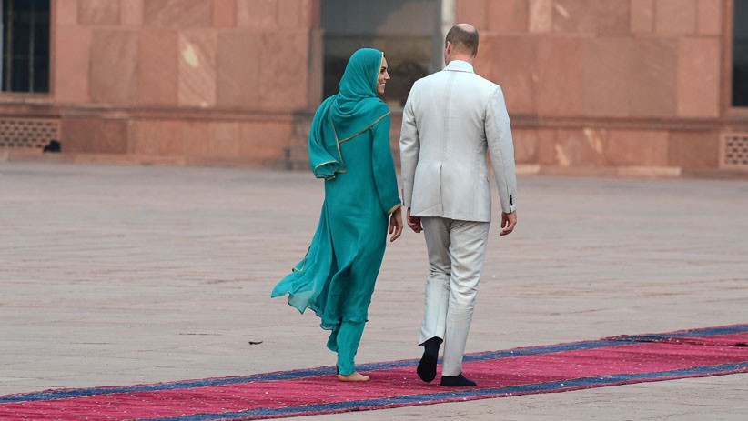 Potret Cantik Kate Middleton Pakai Hijab Kunjungi Masjid Bersejarah di Pakistan - Bagian 5