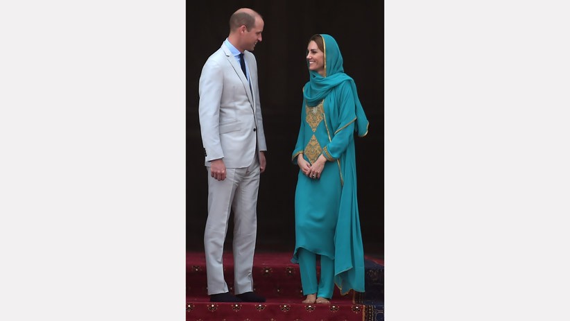 Potret Cantik Kate Middleton Pakai Hijab Kunjungi Masjid Bersejarah di Pakistan - Bagian 3