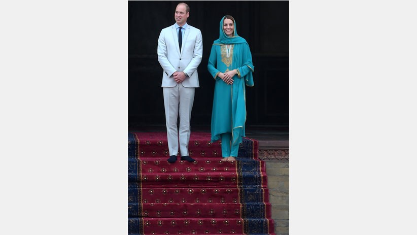 Potret Cantik Kate Middleton Pakai Hijab Kunjungi Masjid Bersejarah di Pakistan - Bagian 4