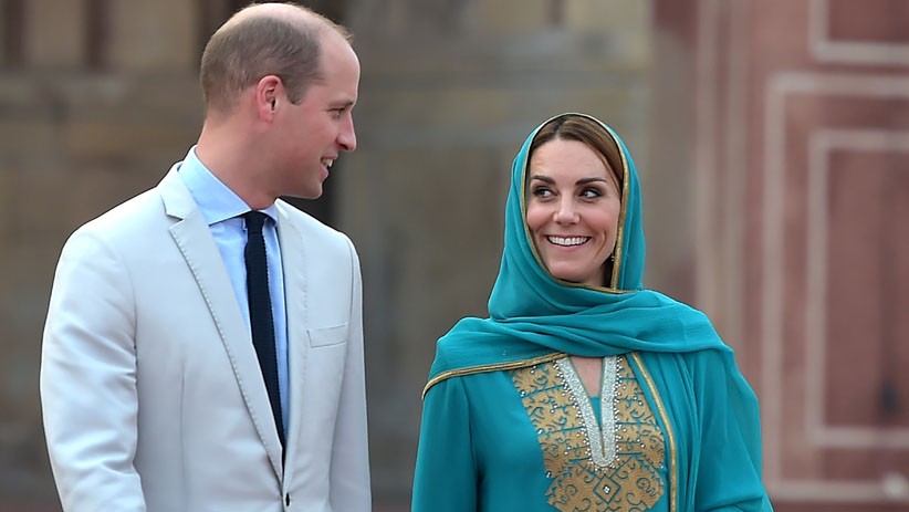 Potret Cantik Kate Middleton Pakai Hijab Kunjungi Masjid Bersejarah di Pakistan - Bagian 2