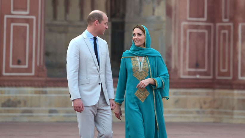 Potret Cantik Kate Middleton Pakai Hijab Kunjungi Masjid Bersejarah di Pakistan - Bagian 1