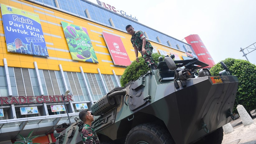 Jelang Pelantikan Presiden, TNI AD Siagakan Panser Anoa di Kawasan Glodok - Bagian 2