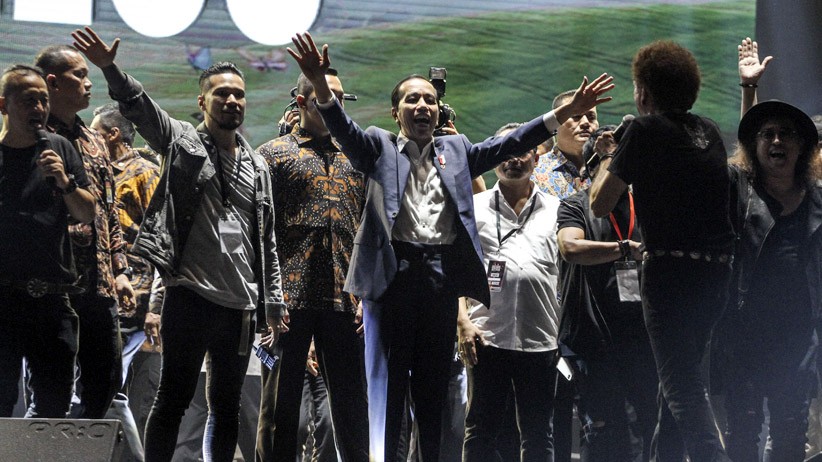 Jokowi Bernyanyi bersama God Bless saat Konser Musik untuk Republik - Bagian 1