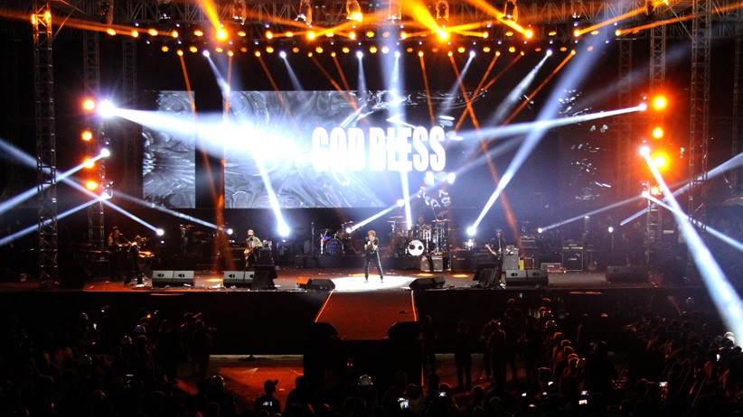 Jokowi Bernyanyi bersama God Bless saat Konser Musik untuk Republik - Bagian 3
