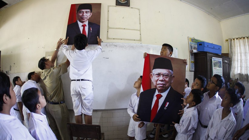 Antusiasme Siswa SD Joglo Solo Pasang Foto Jokowi-Ma'ruf Amin di Ruang Kelas