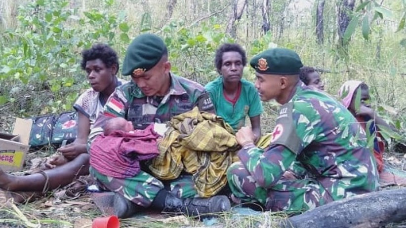 Momen Dramatis Prajurit TNI Bantu Persalinan Warga Papua di Tengah Hutan - Bagian 1