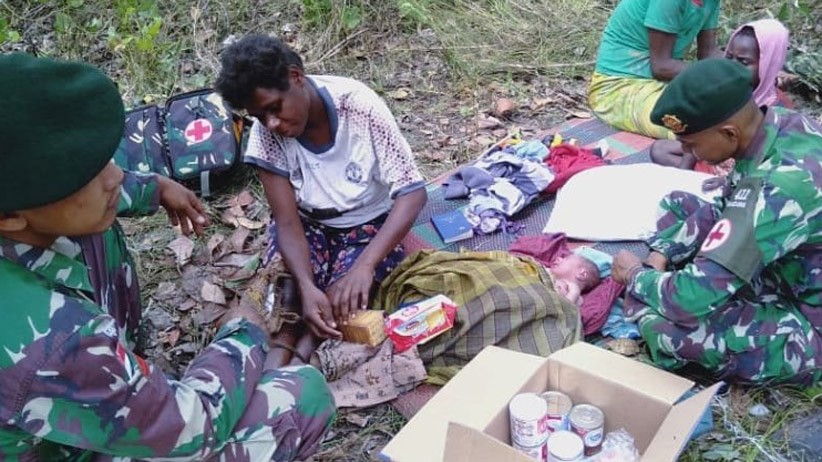 Momen Dramatis Prajurit TNI Bantu Persalinan Warga Papua di Tengah Hutan - Bagian 2
