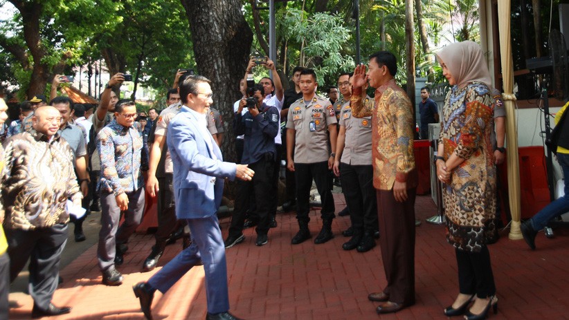 Komisi III DPR Berkunjung ke Kediaman Calon Tunggal Kapolri Idham Azis - Bagian 3