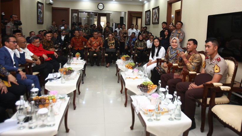 Komisi III DPR Berkunjung ke Kediaman Calon Tunggal Kapolri Idham Azis - Bagian 2