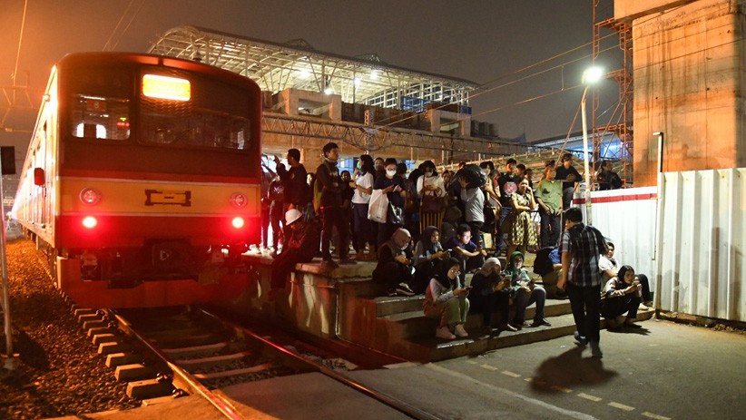 Akibat Ulah Warga Tawuran, Ratusan Penumpang Terlantar di Stasiun Manggarai - Bagian 2