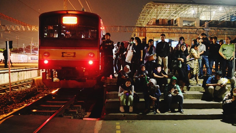 Akibat Ulah Warga Tawuran, Ratusan Penumpang Terlantar di Stasiun Manggarai - Bagian 1