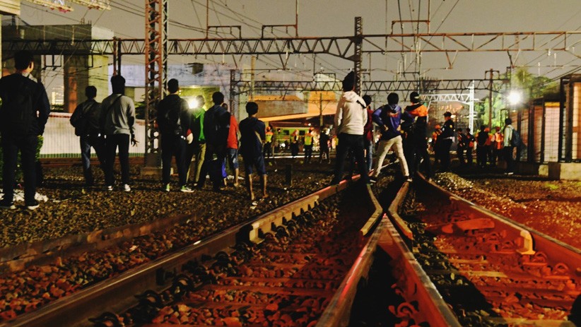 Akibat Ulah Warga Tawuran, Ratusan Penumpang Terlantar di Stasiun Manggarai - Bagian 3