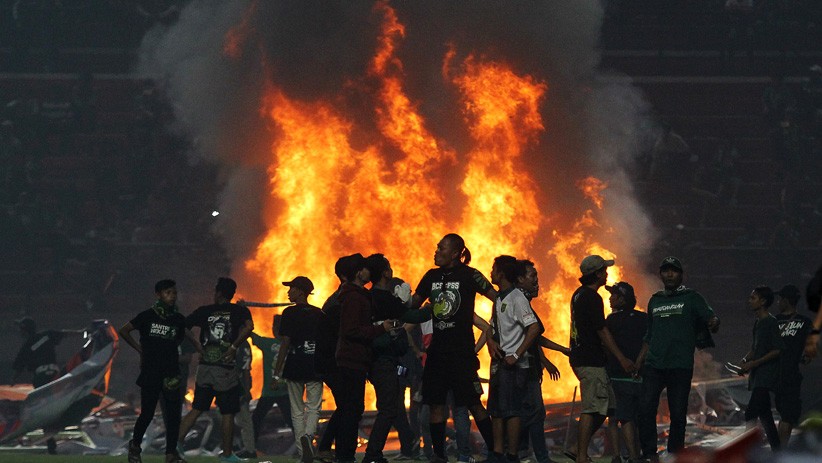 Persebaya Kalah, Suporter Bakar Papan Sponsor - Bagian 1