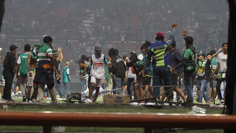 Persebaya Kalah, Suporter Bakar Papan Sponsor - Bagian 3