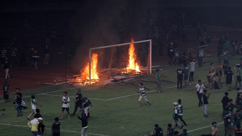 Persebaya Kalah, Suporter Bakar Papan Sponsor - Bagian 2