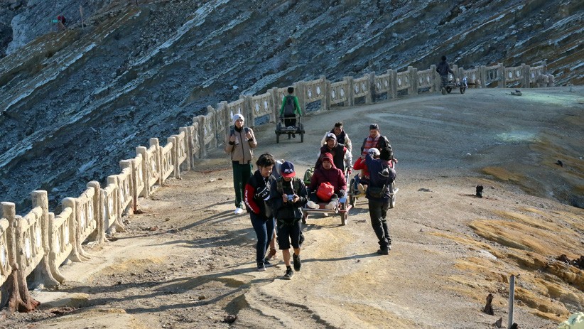 Jalur Pendakian Gunung Ijen Dibuka, Wisatawan Kembali Berdatangan - Bagian 2