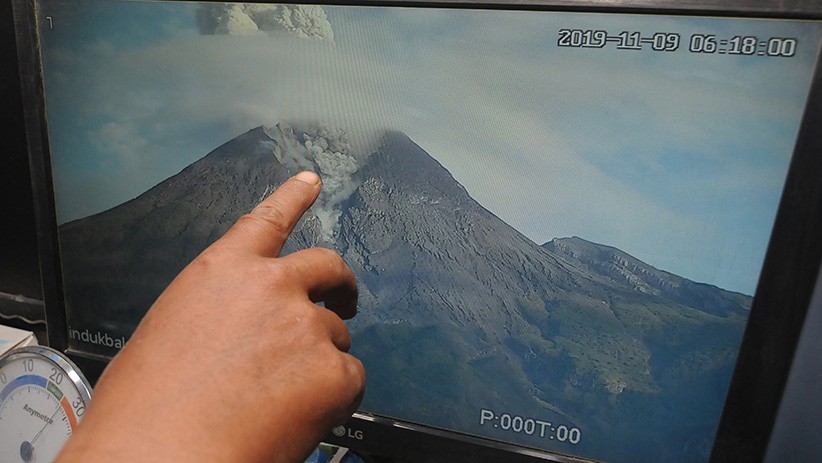 Gunung Merapi Erupsi, Letusan Abu Vulkanik Setinggi 1.500 Meter - Bagian 3