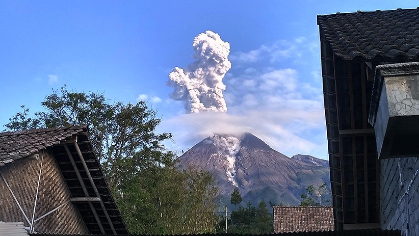Gunung Merapi Meletus, Dua Desa di Magelang Diguyur Hujan Abu Tipis