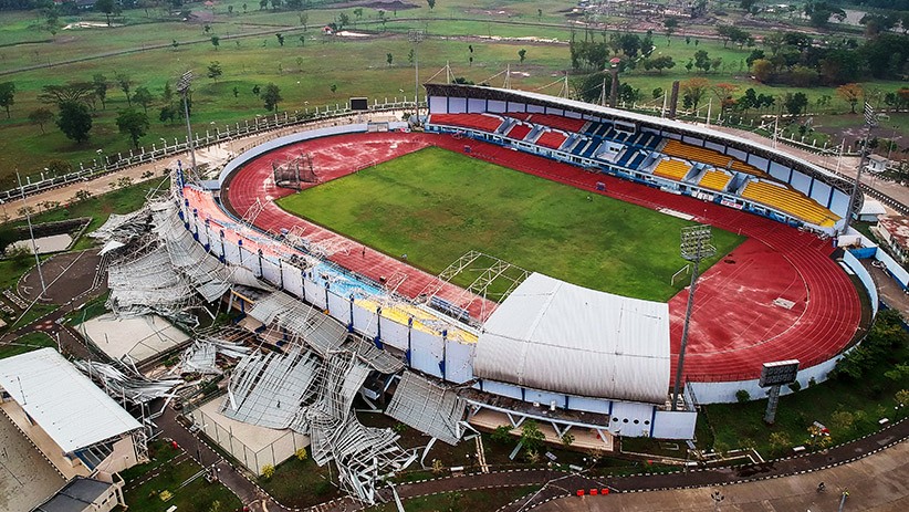  Atap  Stadion Arcamanik Bandung Ambruk Setelah Diterjang 