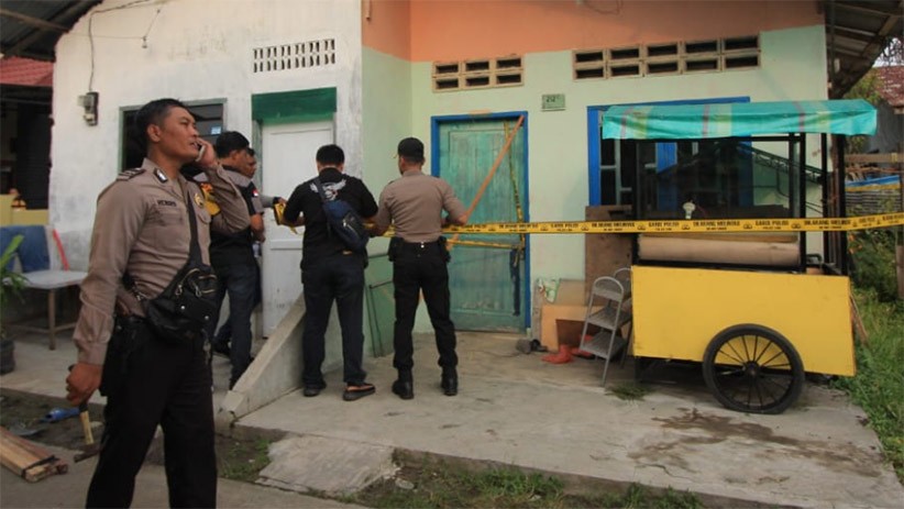 Densus 88 Geledah Rumah Kontrakan Terduga Pelaku Bom Bunuh Diri Mapolrestabes Medan - Bagian 2
