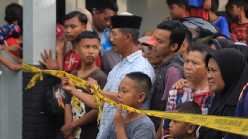 Densus 88 Geledah Rumah Kontrakan Terduga Pelaku Bom Bunuh Diri Mapolrestabes Medan - Bagian 4