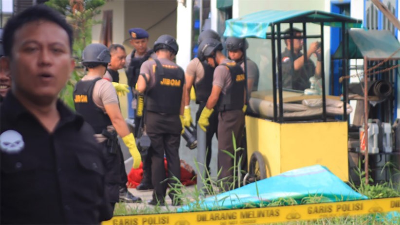 Densus 88 Geledah Rumah Kontrakan Terduga Pelaku Bom Bunuh Diri Mapolrestabes Medan - Bagian 1