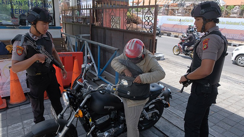 Pasca Ledakan Bom Polrestabes Medan, Kantor Polisi di Sejumlah Daerah Dijaga Ketat - Bagian 3