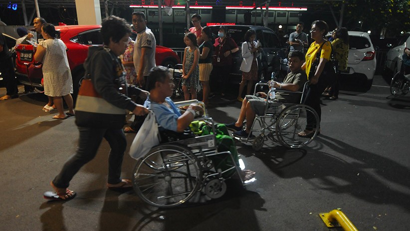 Gempa Magnitudo 7.1 Guncang Sulut, Pasien Rumah Sakit Berhamburan Keluar - Bagian 1