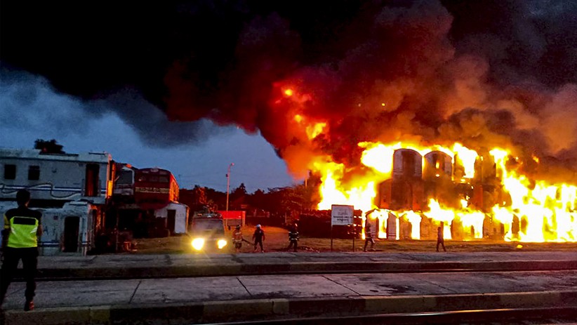 122 Gerbong Kereta Milik KAI Ludes Terbakar - Bagian 1