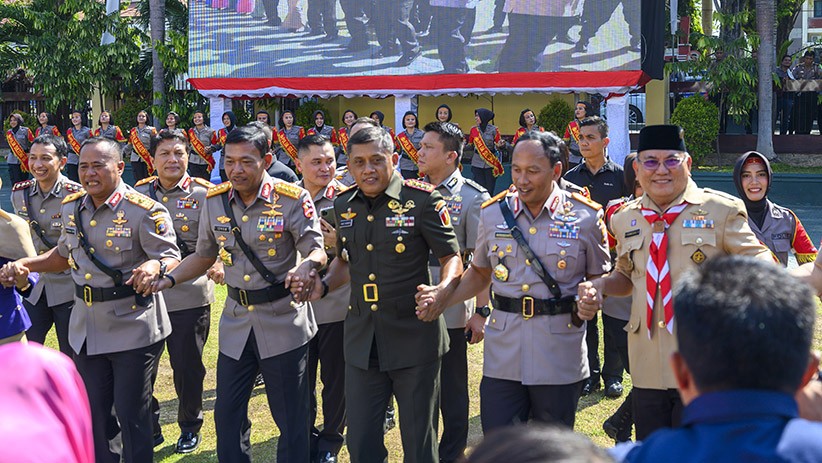 Kapolri Duet dengan Pasha Ungu usai Pengukuhan Kenaikan Tipe Polda Sulteng - Bagian 4