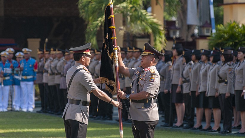 Kapolri Duet dengan Pasha Ungu usai Pengukuhan Kenaikan Tipe Polda Sulteng - Bagian 3