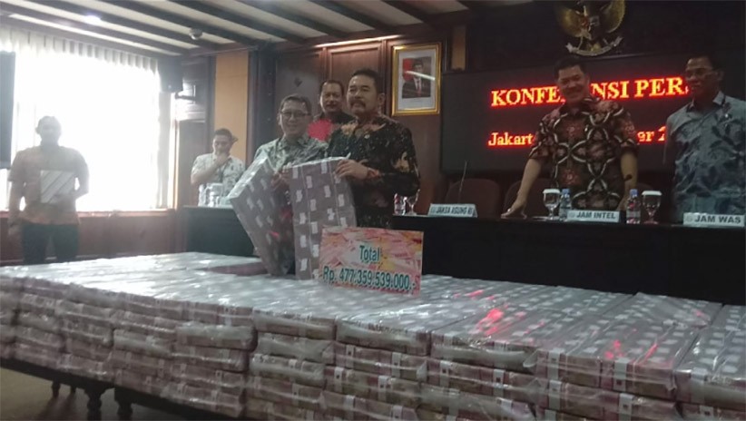 Jaksa Agung Pamer Uang Rp477 Miliar, Barang Bukti Terpidana Korupsi Kokos Jiang - Bagian 1