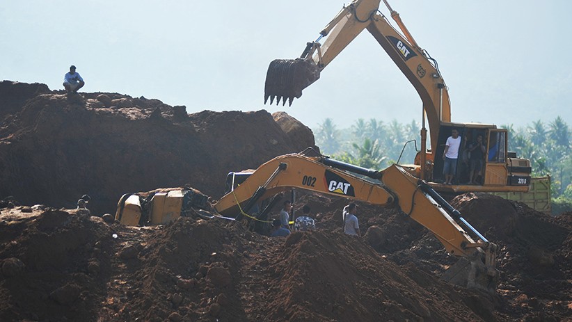 Dua Pekerja Tewas Tertimbun Longsor Tambang Tanah Clay di Padang - Bagian 2